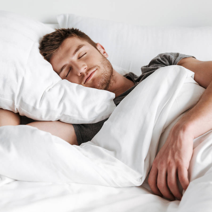 Por qué durante el fin de semana deberías dormir todo lo que puedas, según la Universidad de Harvard