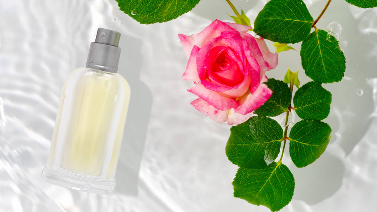 Frasco pulverizador y rosa
