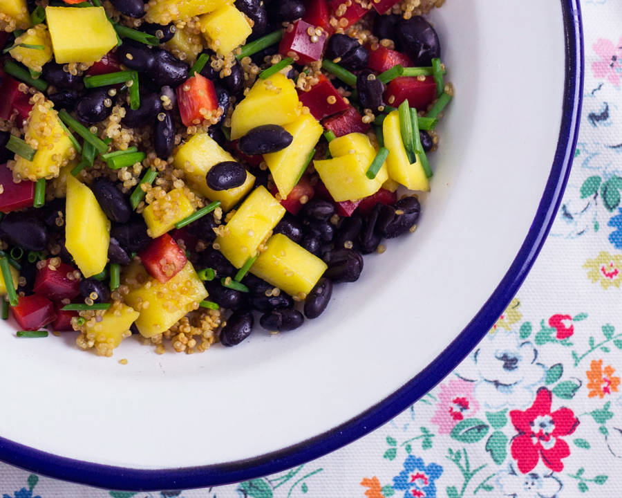Ensalada de quinoa, alubias negras y melocotón