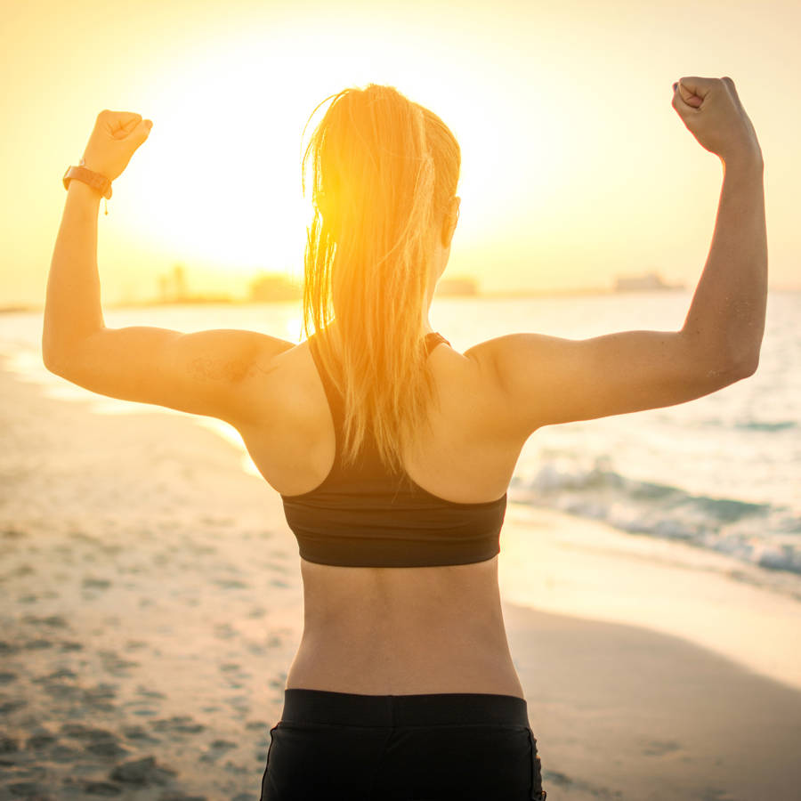 Ir a la playa, tomar el sol y bañarte en el mar es bueno para tu salud (según los estudios científicos)