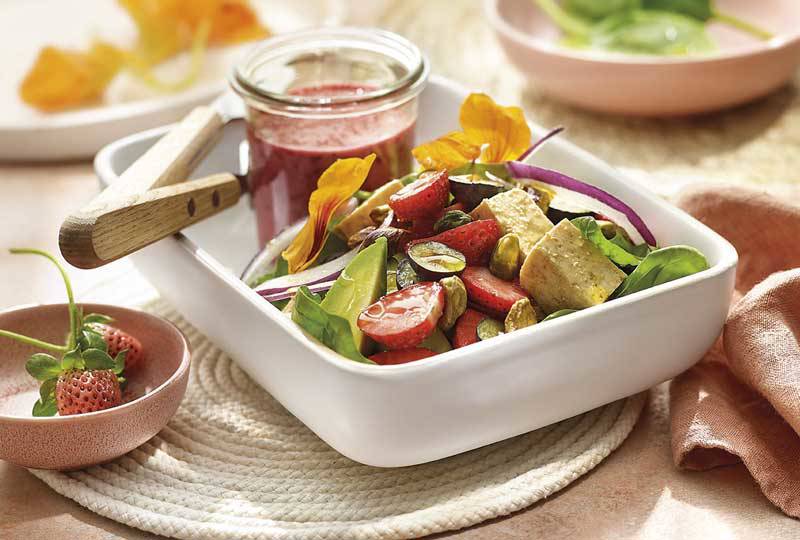 Ensalada de espinacas con feta de tofu, pistachos y vinagreta de frutos rojos