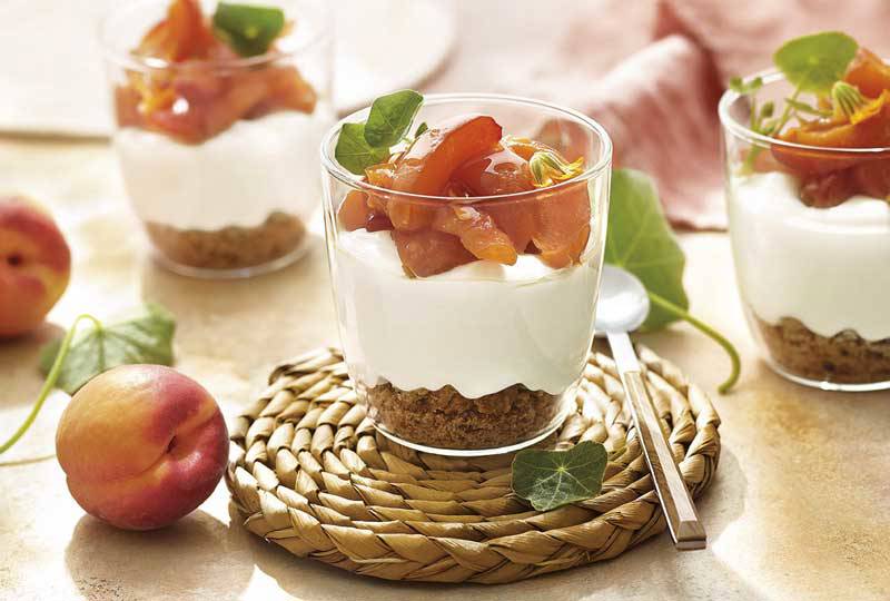 Mousse de queso de anacardos con topping de albaricoques y base de galleta