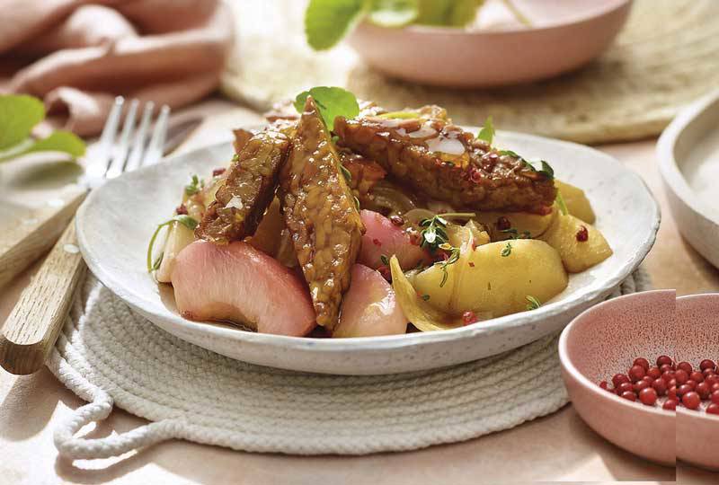 Salteado agridulce de tempeh con cebolla y melocotones