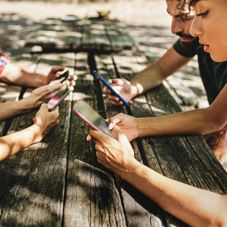 Qué es el phubbing y qué consecuencias tiene entre los adolescentes (y también entre los adultos)