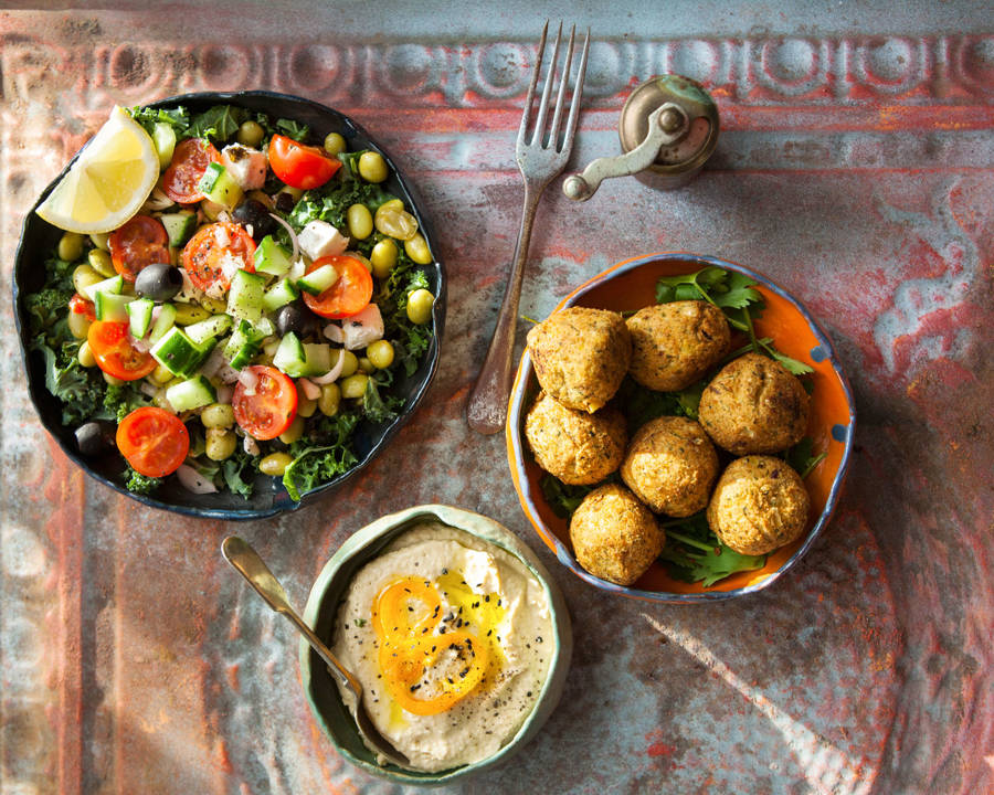 Receta de albóndigas de berenjena con tahini y ensalada para fiestas de verano