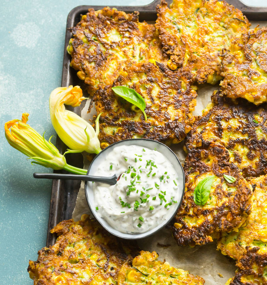 Receta de fritters de calabacín y maíz para fiestas de verano