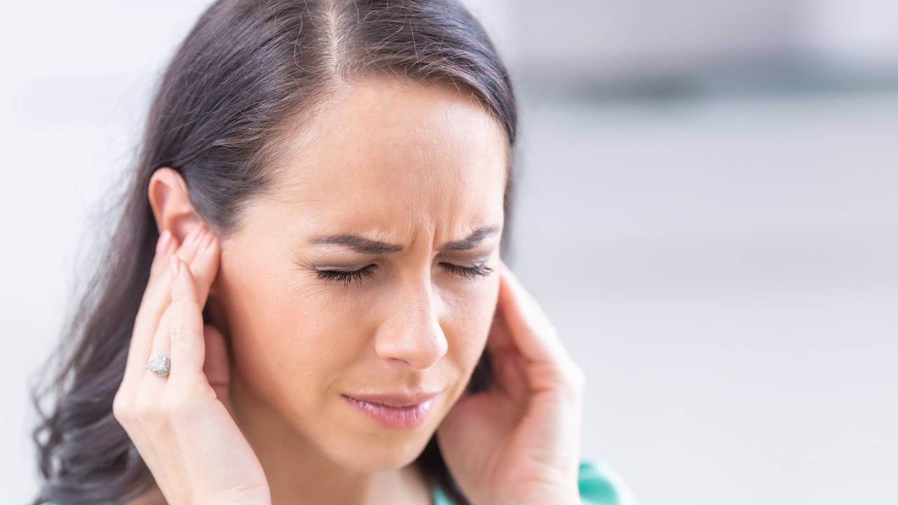 Mujer con tinnitus