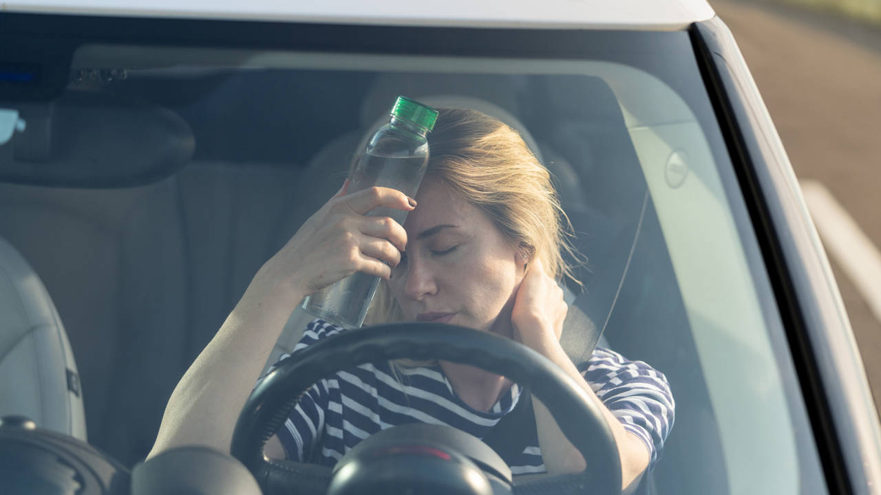 Mujer conduciendo bajo el sol