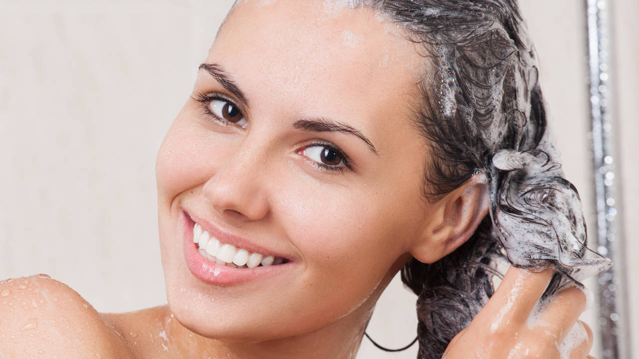 Mujer lavándose el cabello