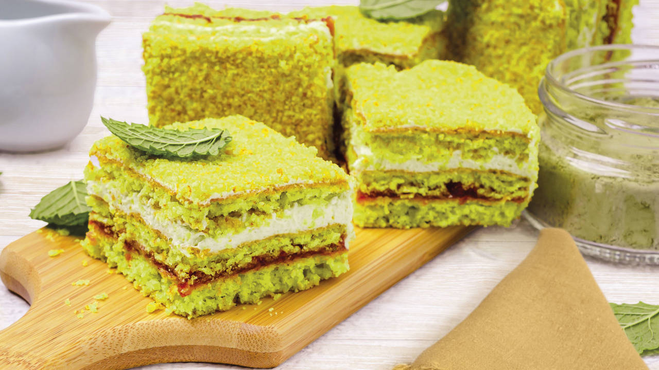 Receta de bizcocho de té matcha con crema mascarpone y mermelada de fresa