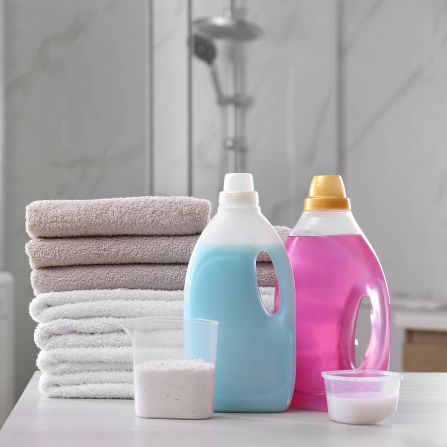 ¿Por qué es mejor evitar el suavizante al lavar la ropa?