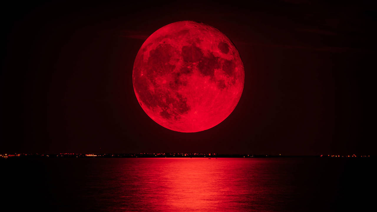 Кровавая луна 7. Красное лунное затмение. Кровавое затмение. Красная Луна синее солнце.