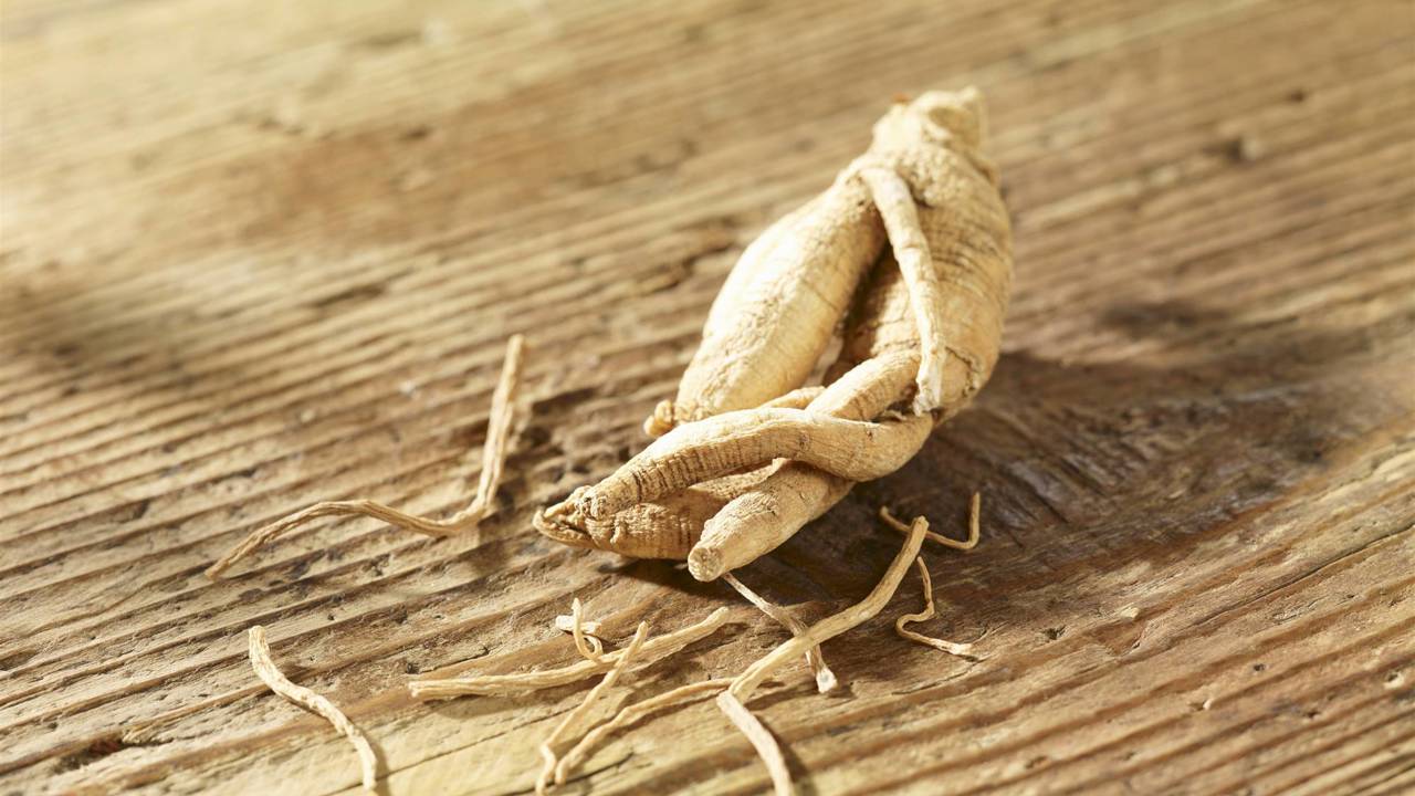 4 StockFood 11359090 XL Ginseng on a wooden surface