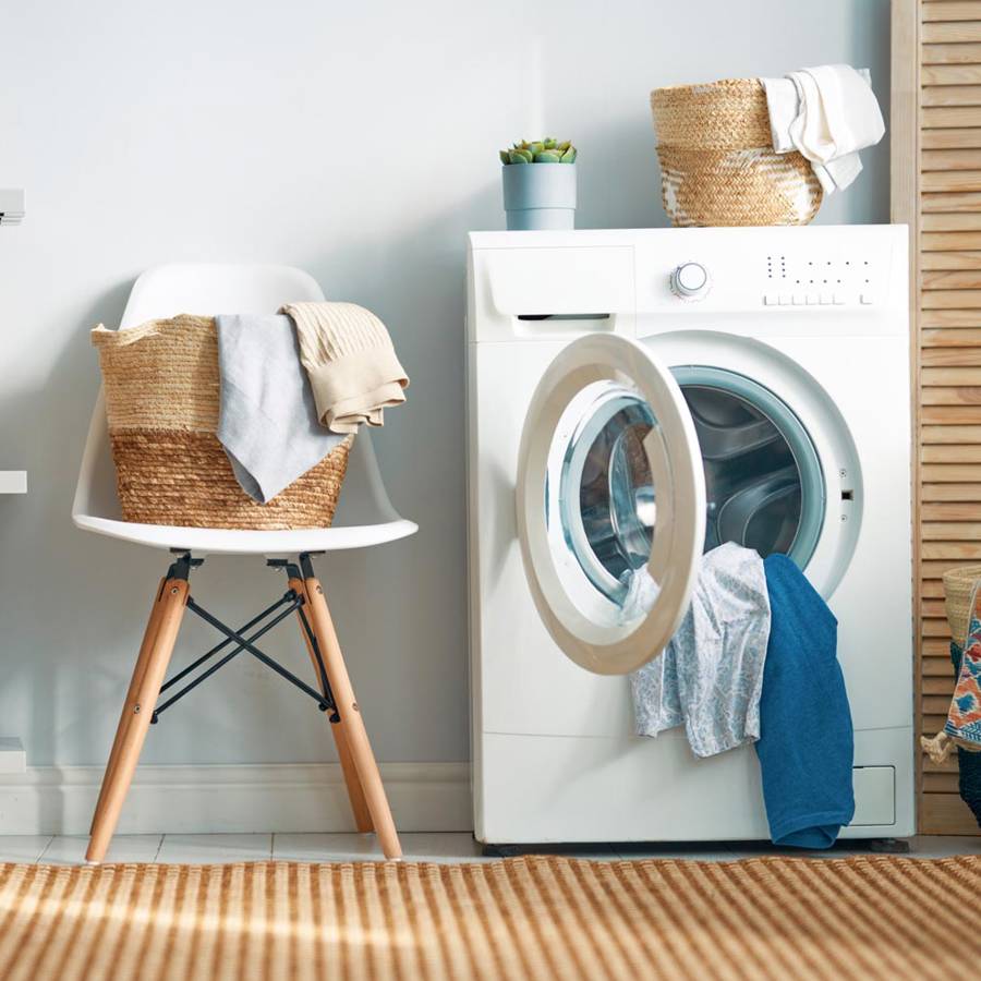Cómo ahorrar dinero y energía cuando pones la lavadora: 10 trucos