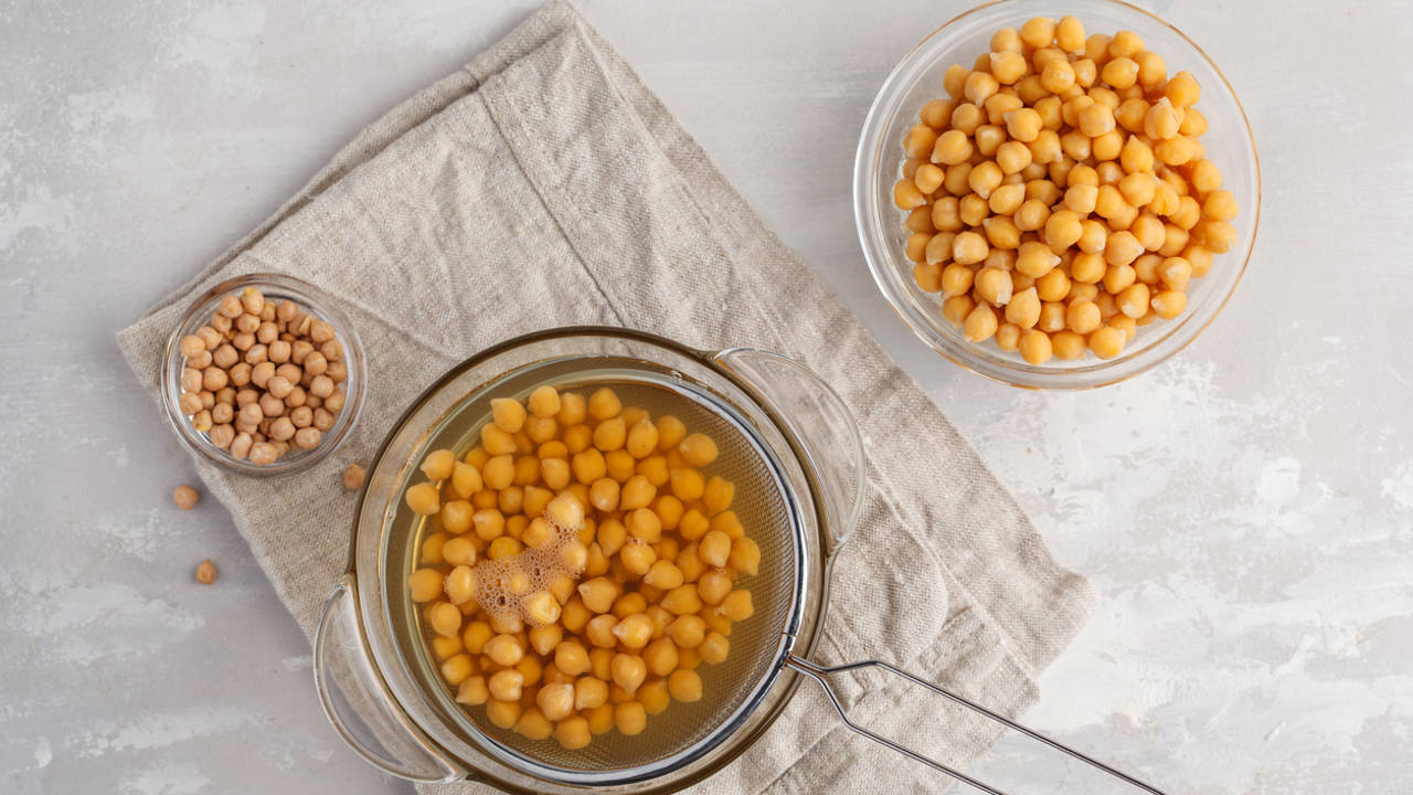 Garbanzos en remojo y escurridos