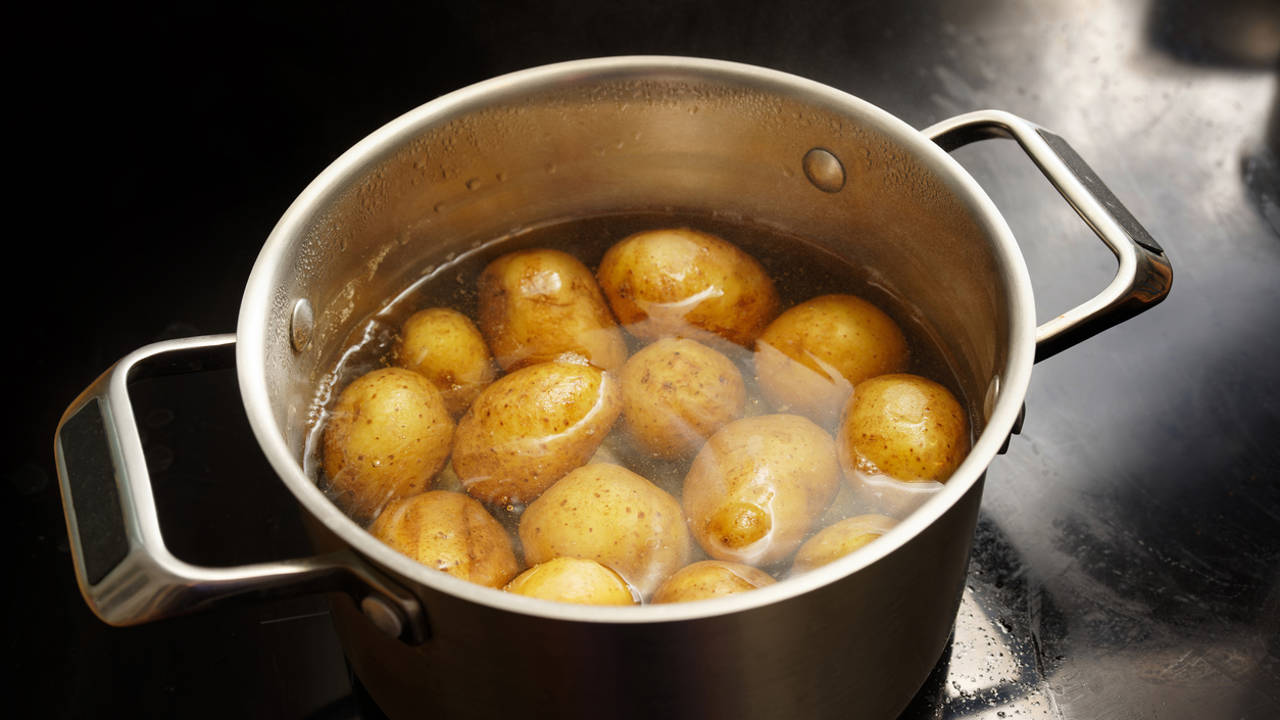 Patatas hervidas con piel