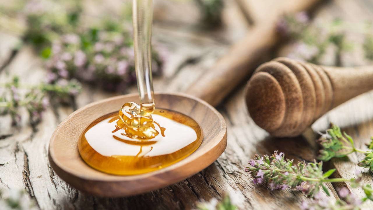 3 maneras de utilizar el agua con miel para cuidar tu cabello
