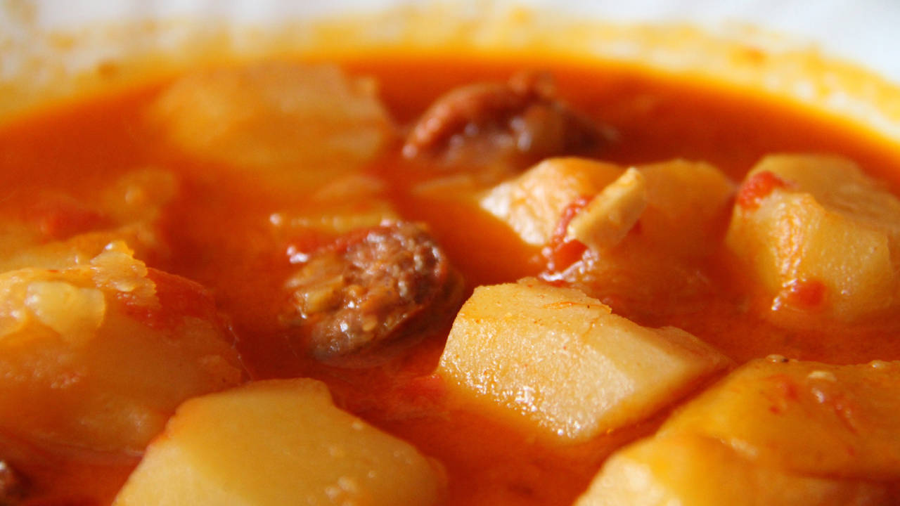 Patatas a la riojana: la receta de la abuela (y una versión fácil y espectacular con chorizo vegano)