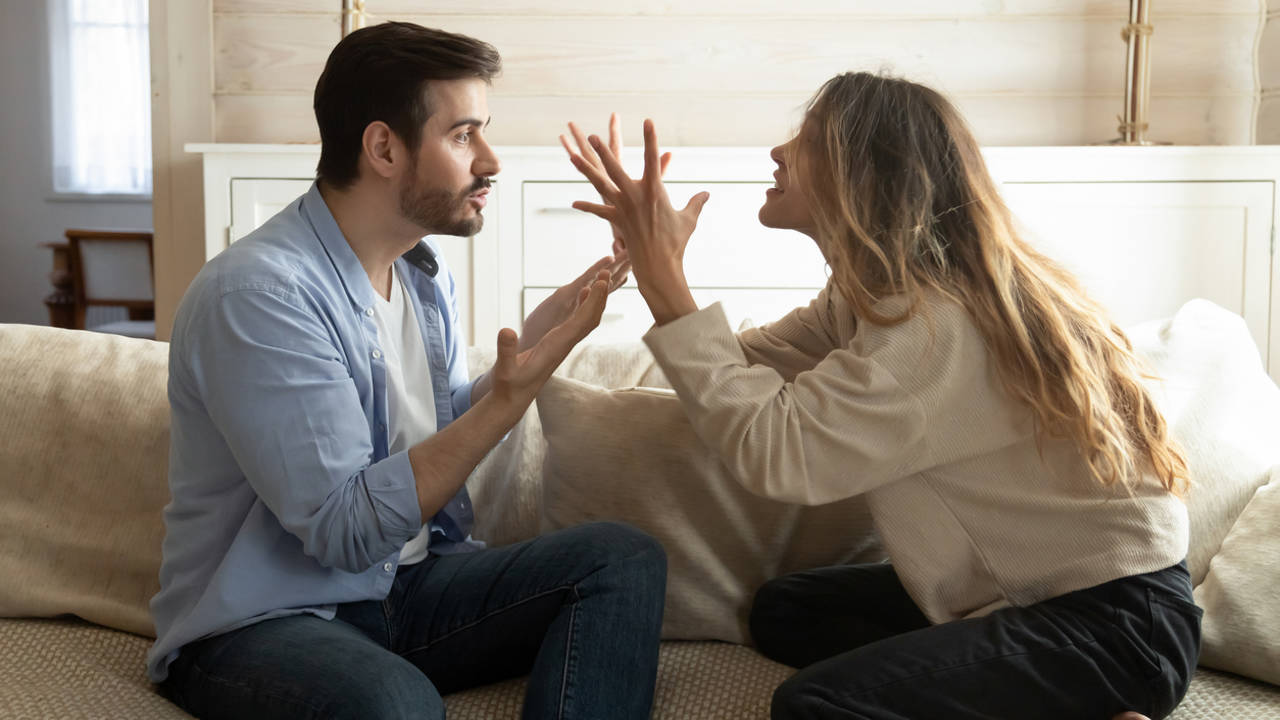 Pareja discutiendo