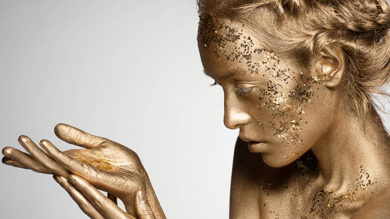 Cosméticos con purpurina, exfoliantes plásticos y otros productos que la UE va a prohibir en breve