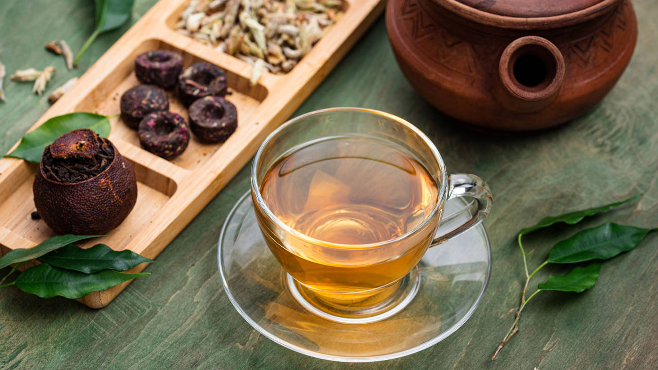 Té rojo: para qué sirve y 5 propiedades del té fermentado muy utilizado para adelgazar