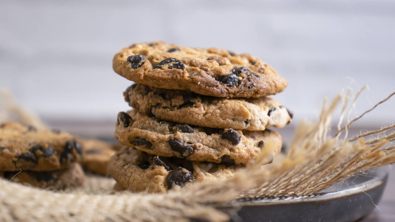 La receta más fácil de galletas de avena y chocolate: es saciante, combate el estreñimiento y te alegra el día