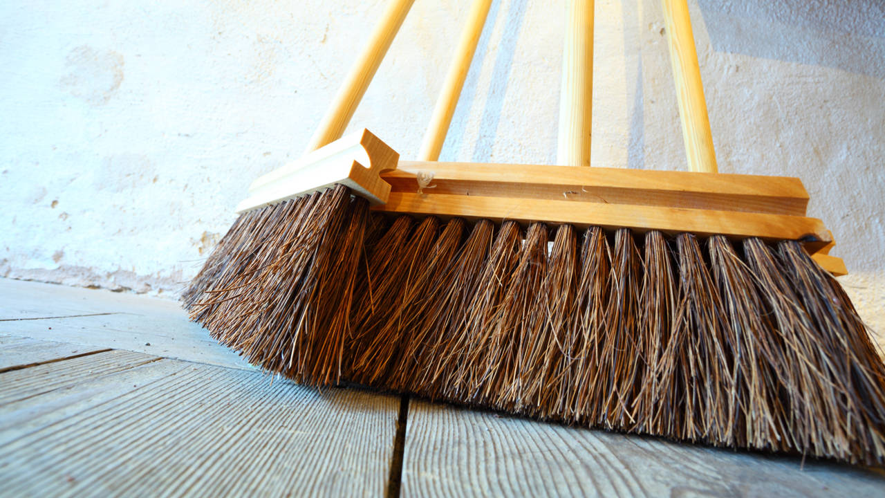 escobas de madera