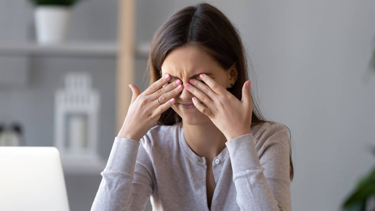 Mujer con dolor ocular