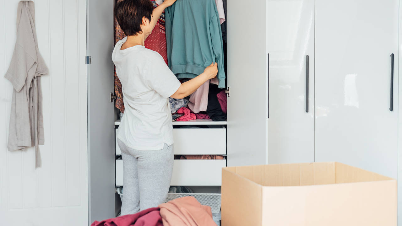 Las mejores perchas para que la ropa dure más y ocupe menos en el armario  de tu casa