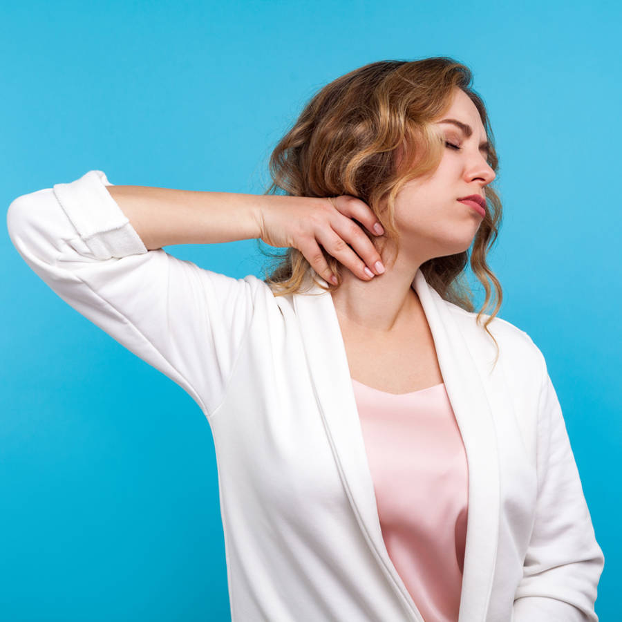 ¿Qué puedes hacer si te duele cuello por tortícolis al despertarte?