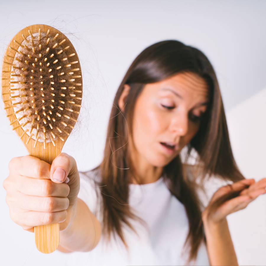 Caída del pelo en mujeres y hombres: tipos, causas y los mejores tratamientos naturales