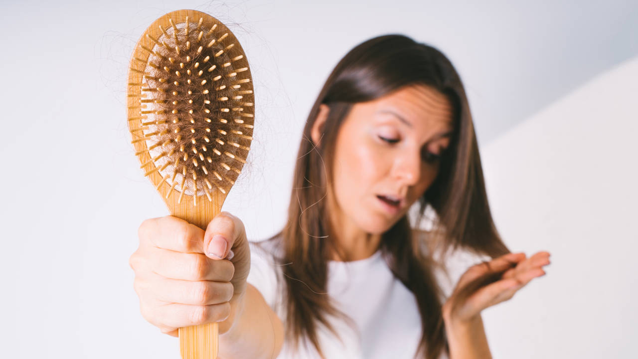 Caída del pelo en mujeres y hombres: tipos, causas y los mejores tratamientos naturales