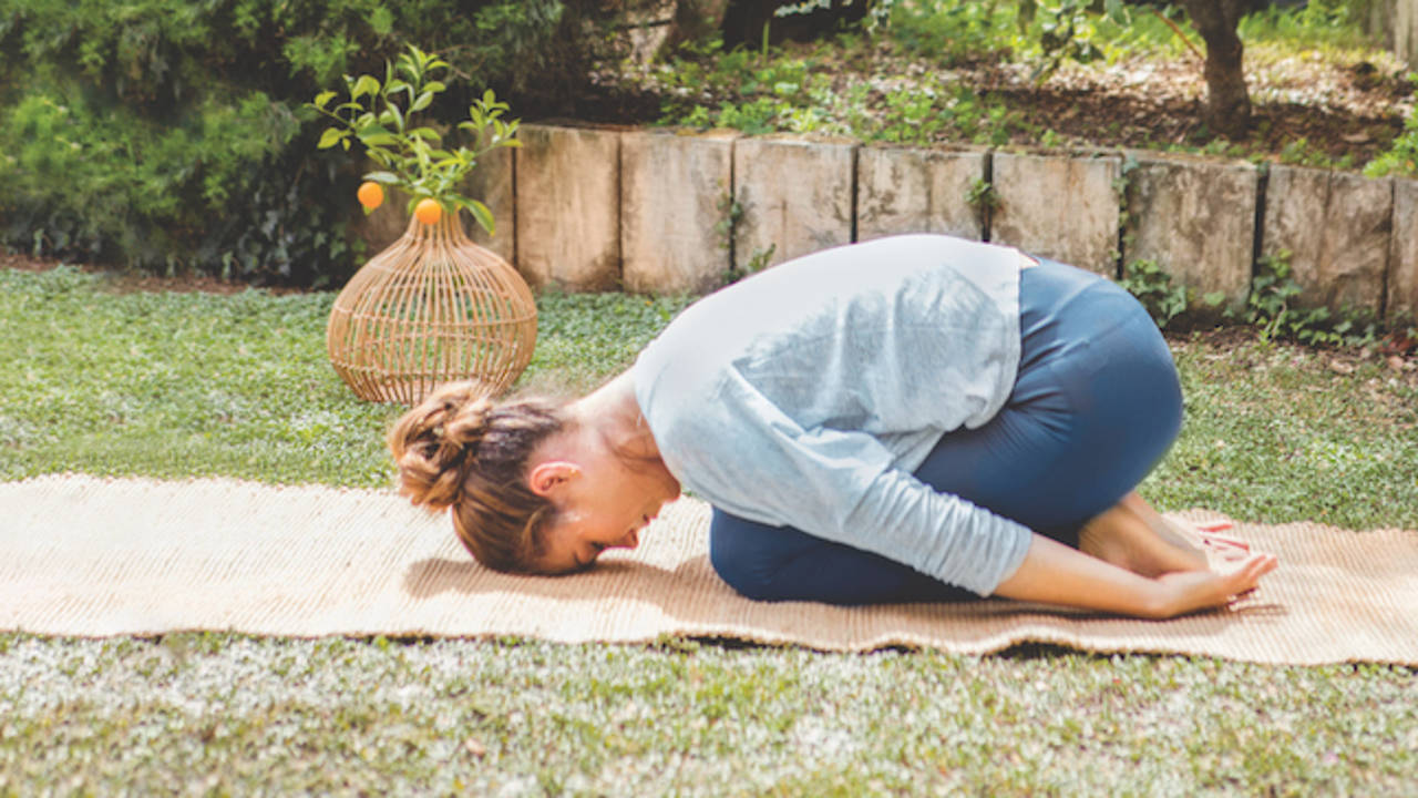 Seis posturas de yoga que favorecen la calma mental (y que se pueden hacer  en casa), Bienestar, S Moda