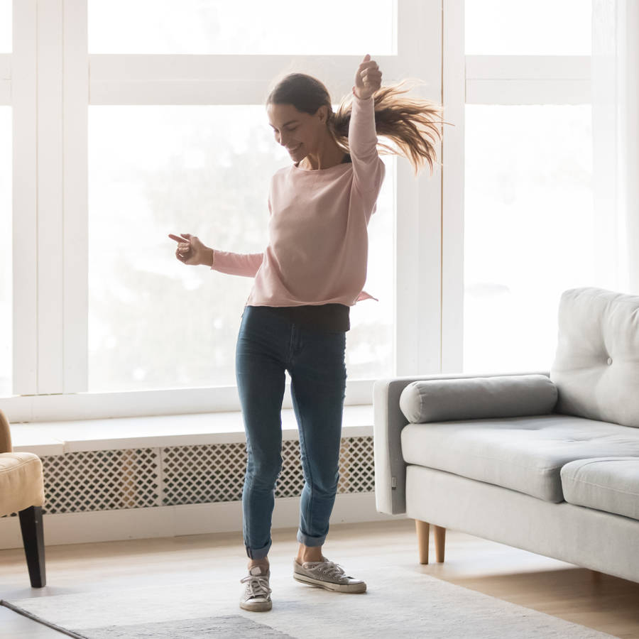 6 ejercicios para ponerte en forma y mejorar tu ánimo mientras bailas 