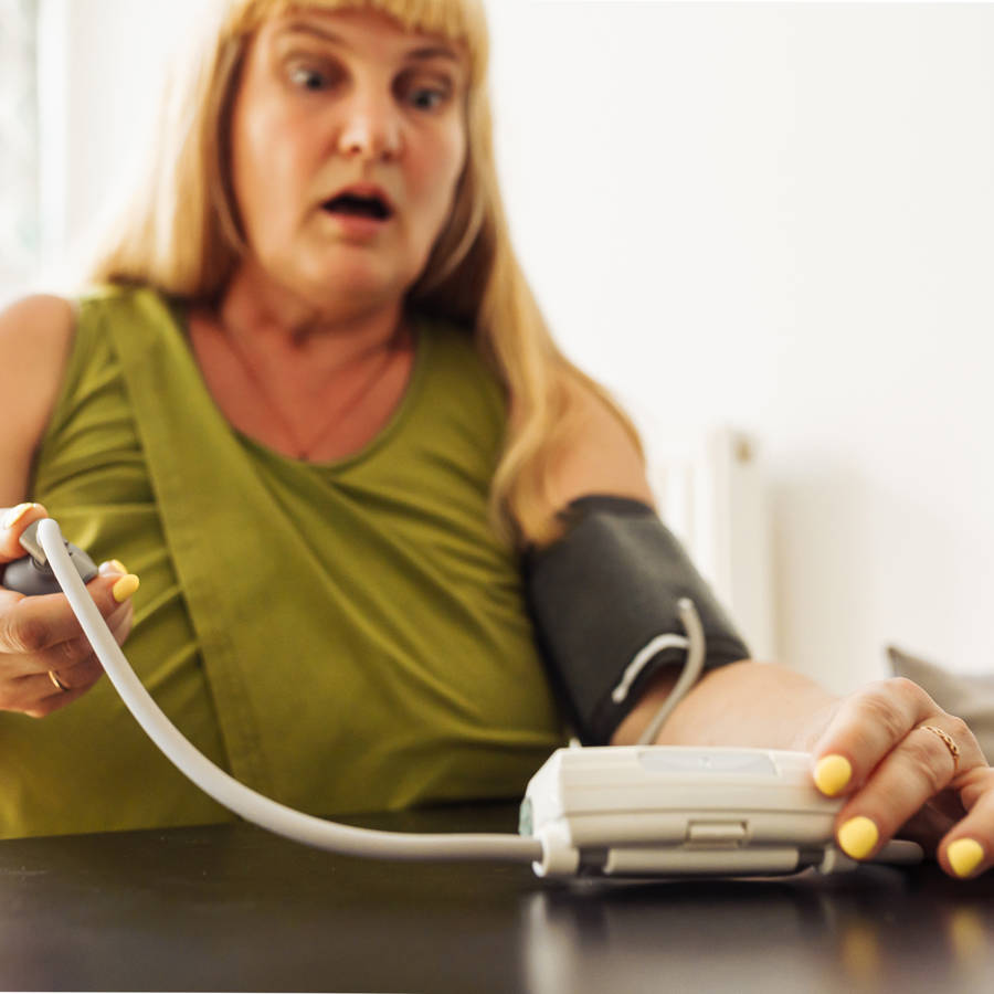 El hábito diario para bajar la tensión arterial que es tan eficaz como los fármacos, según un estudio