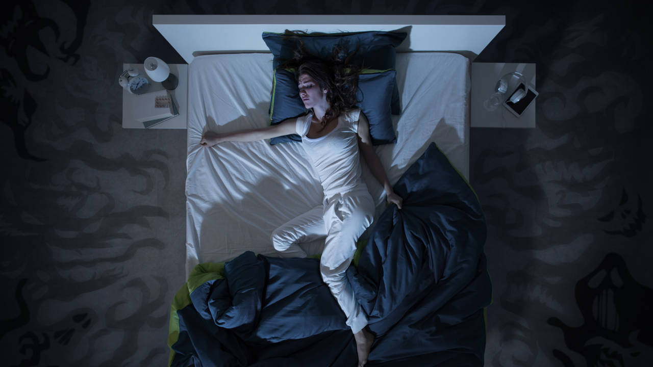 Mujer en la cama destapada
