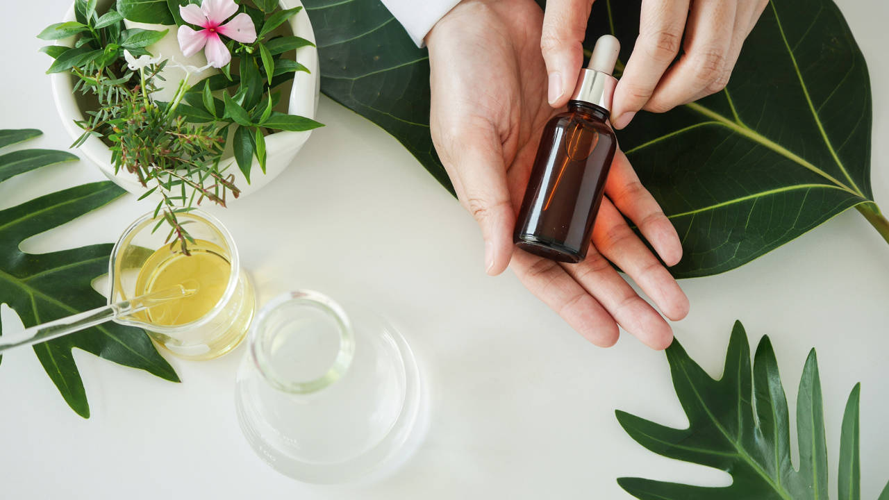 Cosmética natural antiaging: los activos estrella que rejuvenecen la piel y cómo elegir una buena crema 