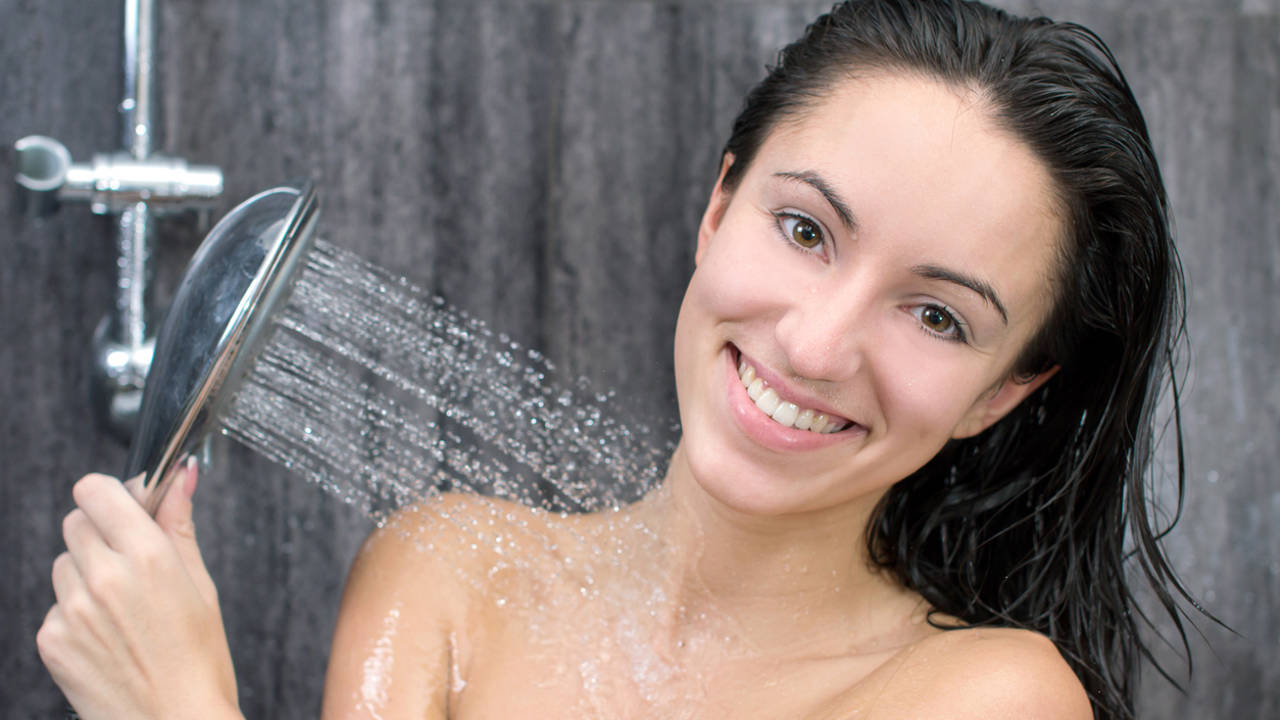 Ducharse sin jabón: ¿Qué pasa si te lavas solo con agua?