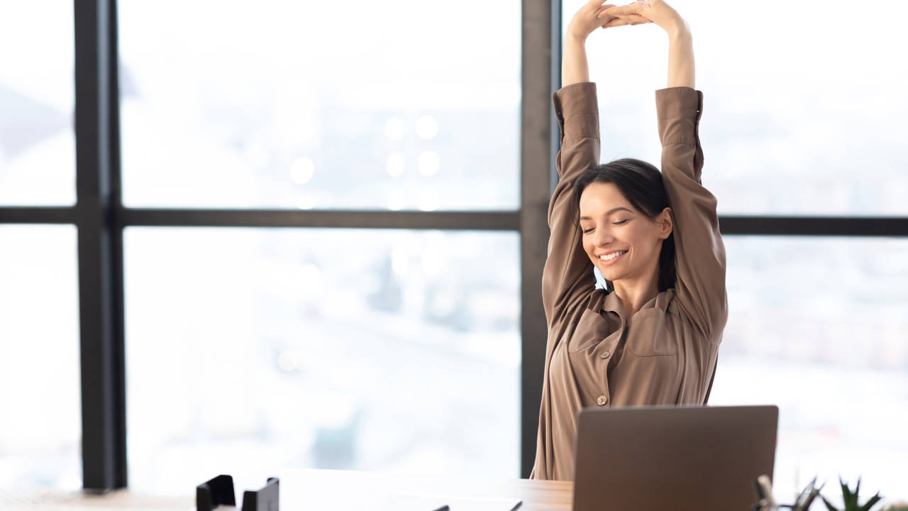 5 ejercicios y consejos que te ayudan si pasas demasiado tiempo sentado