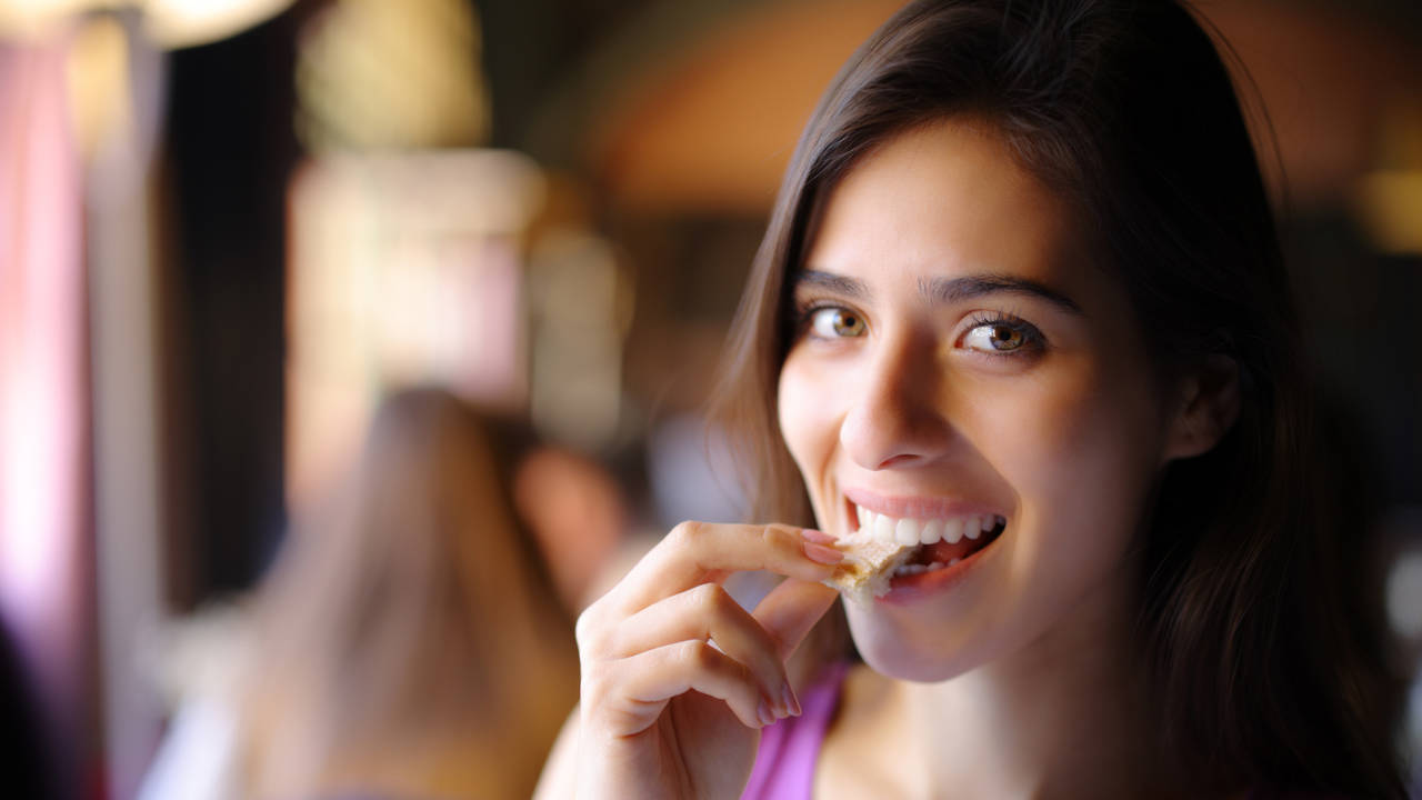 Dieta blanca tras un blanqueamiento dental: por qué se hace y qué comidas blancas puedes tomar