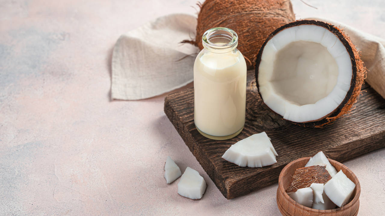Leche de coco: qué es, propiedades y cómo usarla en la cocina