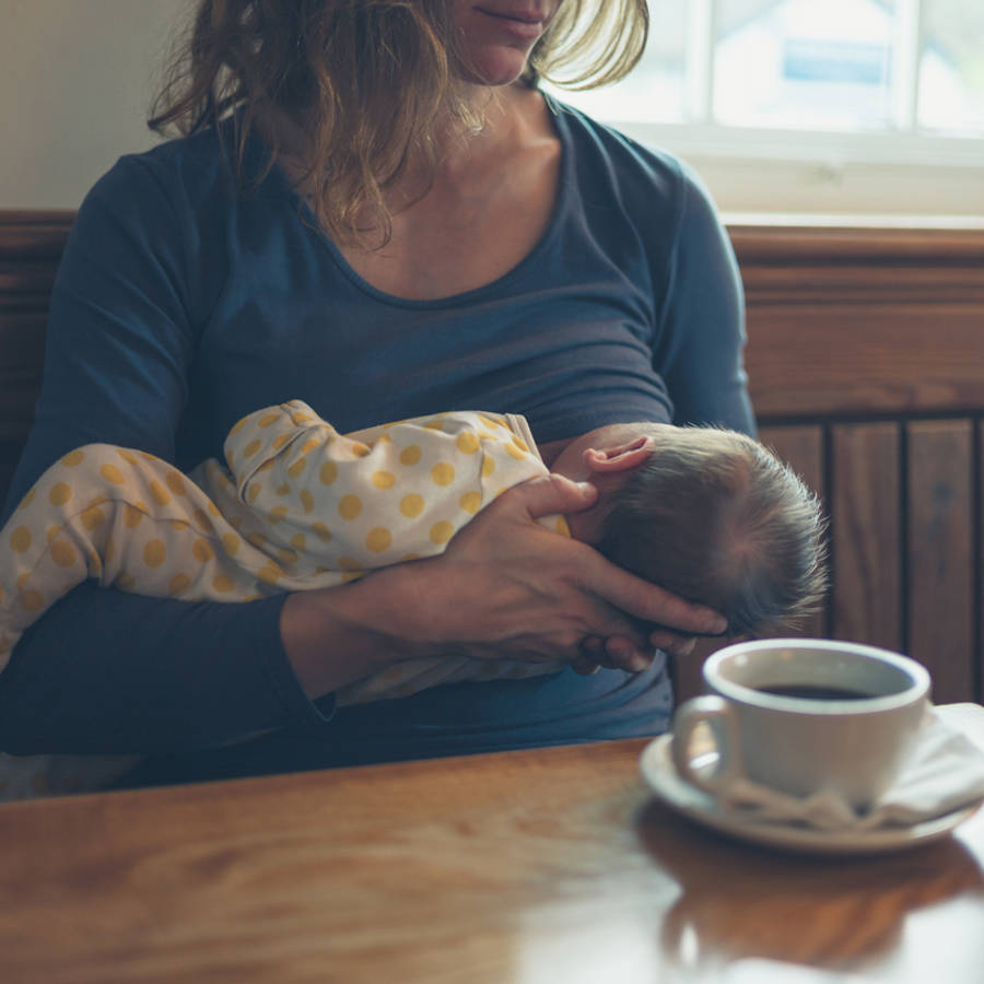 Mujer amamantando un bebé