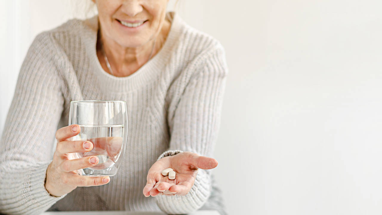 Mujer mostrando pastillas