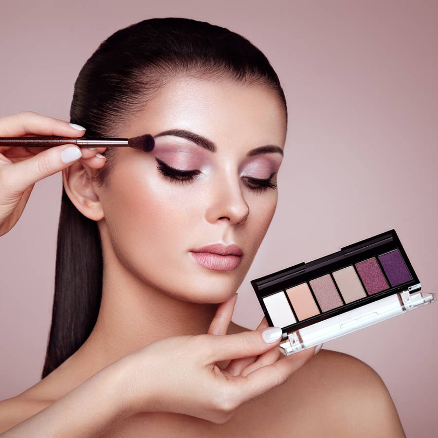 Cómo maquillarse los ojos de manera natural y sin riesgos