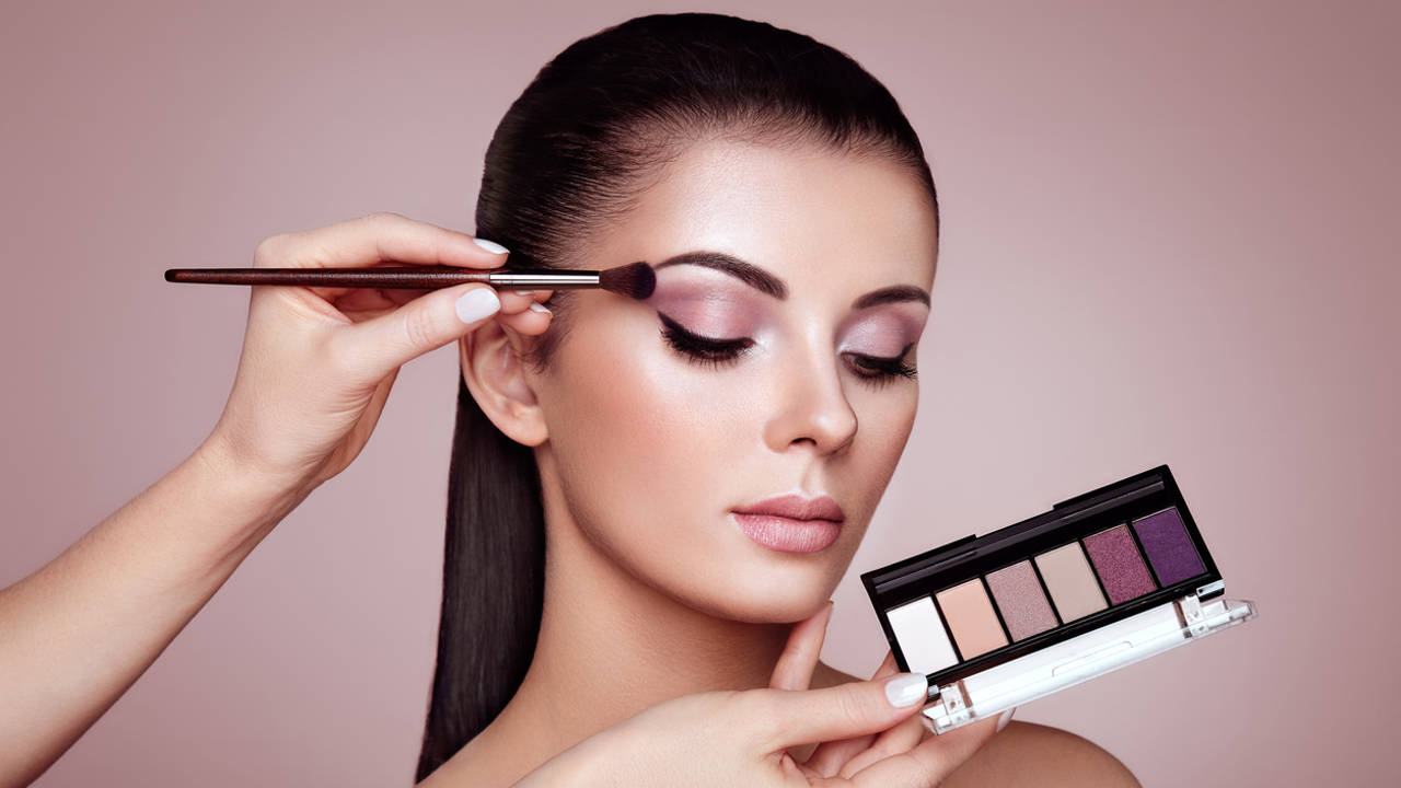 Cómo maquillarse los ojos de manera natural y sin riesgos