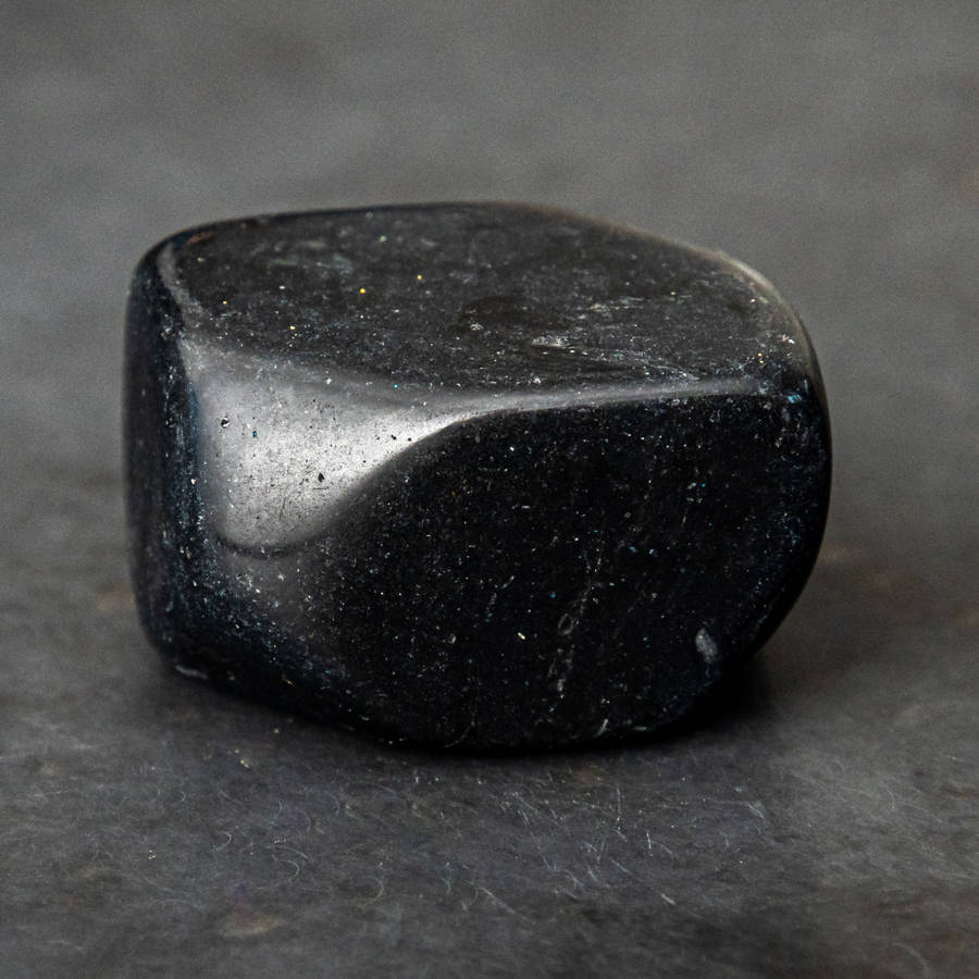 Piedra ónix: propiedades y significado espiritual de la gema negra protectora