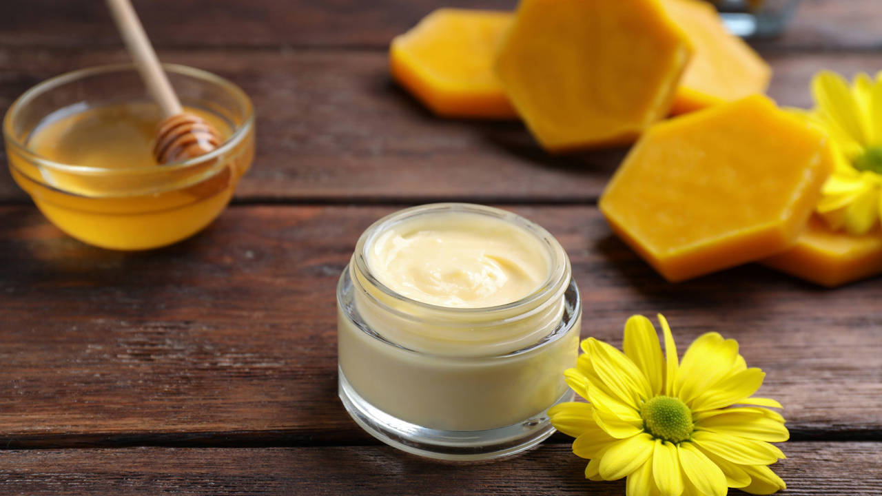 Cómo hacer un bálsamo de caléndula para evitar las grietas en las manos (con solo 2 ingredientes)