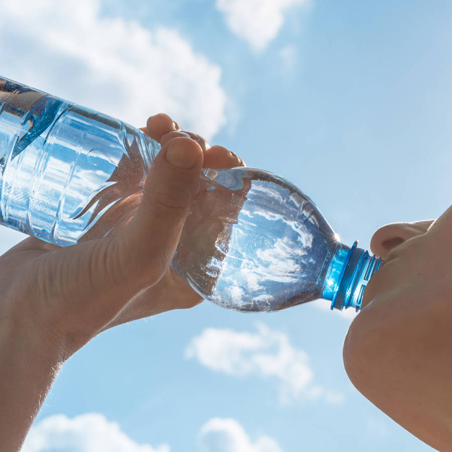 Una botella de agua contiene hasta medio millón de partículas de plástico que te bebes y no se conocen sus efectos