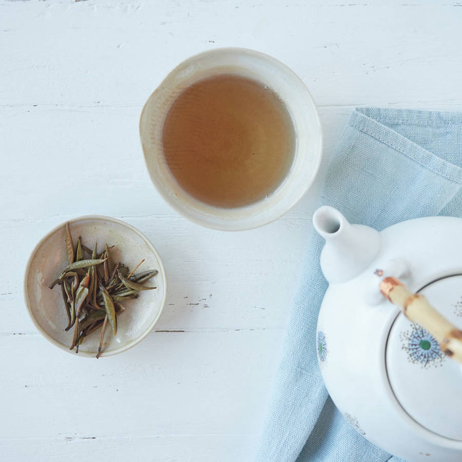 Té blanco: propiedades y beneficios para la salud de un té suave muy rico en antioxidantes