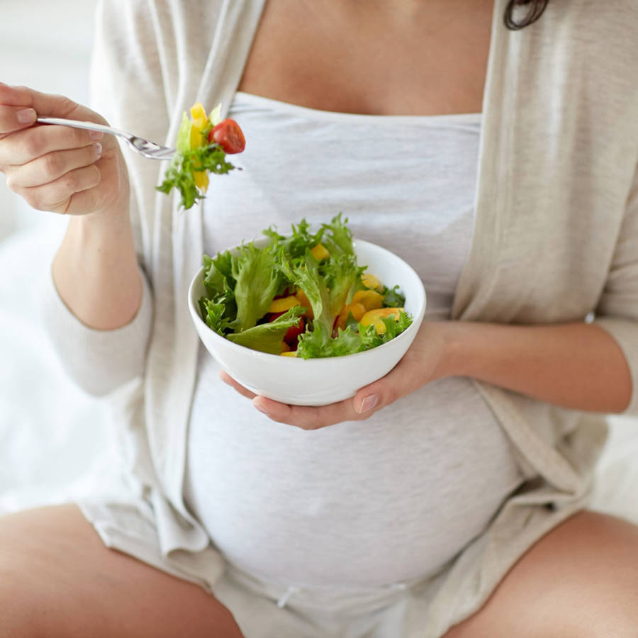 Dieta para embarazadas: qué nutrientes se necesitan y cómo adaptarse para comer sano sin que te falte nada 